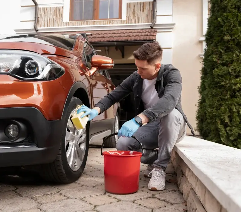 Lavage auto à domicile Cerisy-la-Salle : professionnel intervenant sur un véhicule